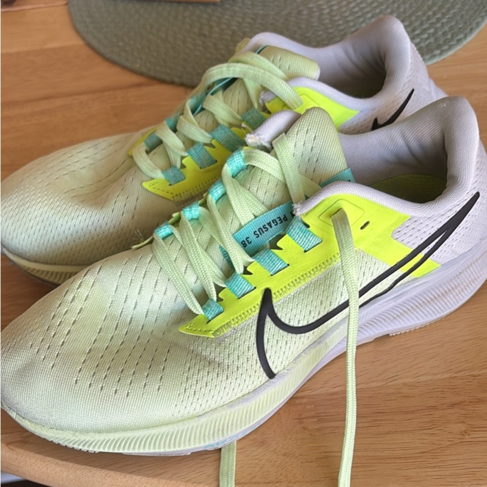 Nike Neon Green/ Yellow Nike Pegasus Zoom 38’s size 7 women’s